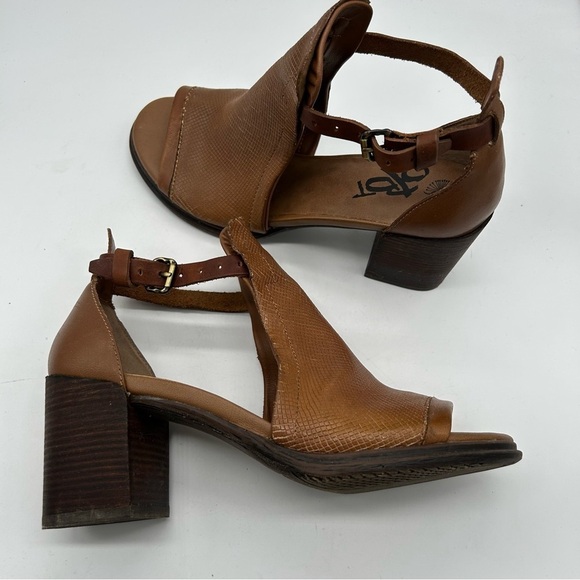 OTBT “Metaphor” leather sandals with block heels size 9 - Picture 7 of 9